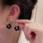 Trendy French Hepburn Black Flower Hoop Earrings for Women ins Cool Noble Earrings Exquisite Gift Jewelry Accessories