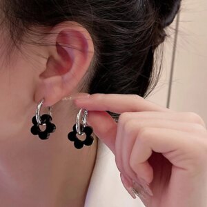 Trendy French Hepburn Black Flower Hoop Earrings for Women ins Cool Noble Earrings Exquisite Gift Jewelry Accessories