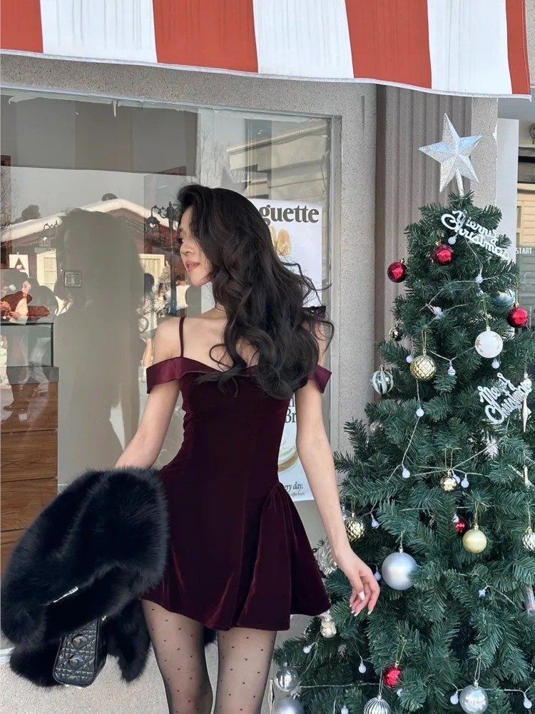 French Style 2024 Hepburn Mini Dress | Vintage Velvet Suspender Off-Shoulder Slim Elegant Party Dress - Image 4